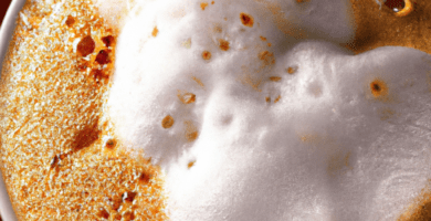 fotografia sobre cafe cappuccino para portada de la categoria mantenimiento en una pagina web sobre cafe expresso y utiliza mucho el color oro b89634 magazine worthy beautiful realistic high