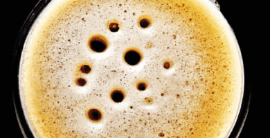 fotografia sobre cafe con leche para portada de la categoria mantenimiento en una pagina web sobre cafe expresso y utiliza mucho el color oro b89634 y en menor medida black 000000 y el blanco 3