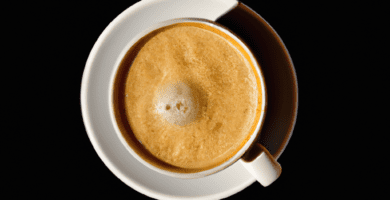 fotografia sobre cafe cortado para portada de la categoria mantenimiento en una pagina web sobre cafe expresso y utiliza mucho el color oro b89634 y en menor medida black 000000 y el blanco f 3