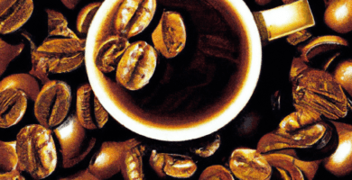 fotografia sobre cafe irlandes para portada de una categoria en una pagina web sobre cafe expresso y utiliza mucho el color oro b89634 y en menor medida black 000000 y el blanco ffffff magaz