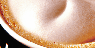 fotografia sobre cafe latte para portada de la categoria mantenimiento en una pagina web sobre cafe expresso y utiliza mucho el color oro b89634 y en menor medida black 000000 y el blanco fff 1
