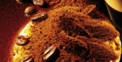 fotografia sobre cafe mocha para portada de la categoria mantenimiento en una pagina web sobre cafe expresso y utiliza mucho el color oro b89634 magazine worthy beautiful realistic high qual
