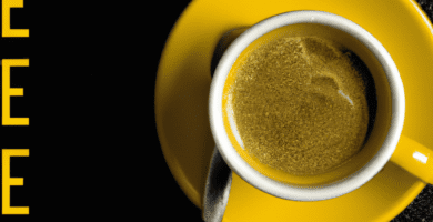 fotografia sobre cafeterias emblematicas de cultura del cafe para portada de una categoria en una pagina web sobre cafe y cafe expresso y utiliza mucho el color oro b89634 y en menor medida black