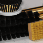 fotografia sobre cepillos de limpieza el accesorio imprescindible para tu maquina de cafe expresso para portada de una categoria en una pagina web sobre cafe y cafe expresso y utiliza mucho el color