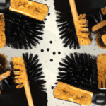 fotografia sobre cepillos de limpieza el truco para un cafe expresso siempre delicioso para portada de una categoria en una pagina web sobre cafe y cafe expresso y utiliza mucho el color oro b89634