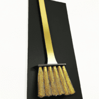 fotografia sobre como elegir el cepillo de limpieza adecuado para tu maquina de cafe expresso para portada de una categoria en una pagina web sobre cafe y cafe expresso y utiliza mucho el color oro