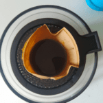 fotografia sobre como elegir el filtro de cafe adecuado para tu maquina para portada de una categoria en una pagina web sobre cafe y cafe expresso y utiliza mucho el color oro b89634 y en menor med