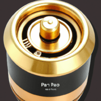 fotografia sobre como elegir el molinillo de cafe perfecto para tu maquina expresso para portada de una categoria en una pagina web sobre cafe y cafe expresso y utiliza mucho el color oro b89634 y 1