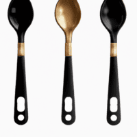 fotografia sobre como elegir la cuchara medidora adecuada para tu tipo de cafe para portada de una categoria en una pagina web sobre cafe y cafe expresso y utiliza mucho el color oro b89634 1