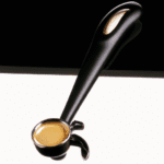 fotografia sobre como elegir la cuchara medidora perfecta para tu maquina de cafe para portada de una categoria en una pagina web sobre cafe y cafe expresso y utiliza mucho el color oro b8963 1