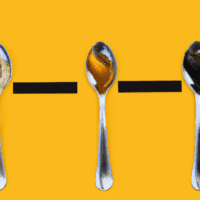 fotografia sobre como influyen las cucharas medidoras en el sabor de tu cafe expresso para portada de una categoria en una pagina web sobre cafe y cafe expresso y utiliza mucho el color oro b 1