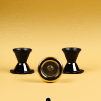 fotografia sobre como limpiar y mantener tu molinillo de cafe para una mejor experiencia de espresso para portada de una categoria en una pagina web sobre cafe y cafe expresso y utiliza mucho el color