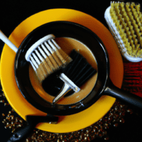 fotografia sobre como usar los cepillos de limpieza en tu maquina de cafe expresso para portada de una categoria en una pagina web sobre cafe y cafe expresso y utiliza mucho el color oro b89634 y e