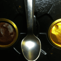 fotografia sobre como utilizar correctamente las cucharas medidoras en tu maquina de cafe para portada de una categoria en una pagina web sobre cafe y cafe expresso y utiliza mucho el color oro b896 1