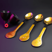 fotografia sobre cucharas medidoras el accesorio que no puede faltar en tu kit de barista para portada de una categoria en una pagina web sobre cafe y cafe expresso y utiliza mucho el color oro b89 1