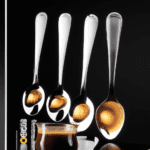 fotografia sobre cucharas medidoras el secreto detras de un cafe expresso perfecto para portada de una categoria en una pagina web sobre cafe y cafe expresso y utiliza mucho el color oro b89634 y 1