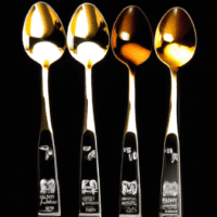 fotografia sobre cucharas medidoras la clave para una dosificacion precisa en tu cafe expresso para portada de una categoria en una pagina web sobre cafe y cafe expresso y utiliza mucho el color oro 1