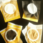 fotografia sobre filtros de cafe cual es el mejor para tu gusto para portada de una categoria en una pagina web sobre cafe y cafe expresso y utiliza mucho el color oro b89634 y en menor med