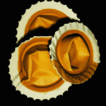 fotografia sobre filtros de cafe desechables o reutilizables para portada de una categoria en una pagina web sobre cafe y cafe expresso y utiliza mucho el color oro b89634 y en menor medida