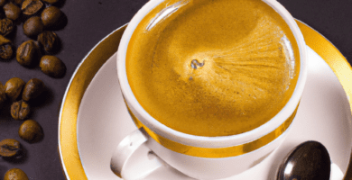 fotografia sobre inspeccion para portada de una categoria en una pagina web sobre cafe expresso y utiliza mucho el color oro b89634 y en menor medida black 000000 y el blanco ffffff magazine 1