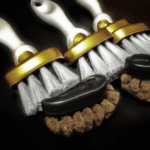 fotografia sobre los cepillos de limpieza que te ahorraran tiempo y dinero en reparaciones de tu maquina de cafe expresso para portada de una categoria en una pagina web sobre cafe y cafe expresso y u