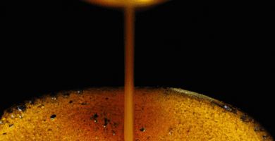 fotografia sobre lubricacion de una maquina de cafe expresso para portada de una categoria en una pagina web sobre cafe expresso y utiliza mucho el color oro b89634 y en menor medida black 00000 2