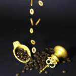 fotografia sobre molinillos de cafe como influye la presion en la molienda del cafe para portada de una categoria en una pagina web sobre cafe y cafe expresso y utiliza mucho el color oro b8