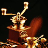 fotografia sobre molinillos de cafe como influye la temperatura en la molienda del cafe para portada de una categoria en una pagina web sobre cafe y cafe expresso y utiliza mucho el color oro