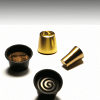 fotografia sobre molinillos de cafe por que son esenciales para un buen espresso para portada de una categoria en una pagina web sobre cafe y cafe expresso y utiliza mucho el color oro b8963