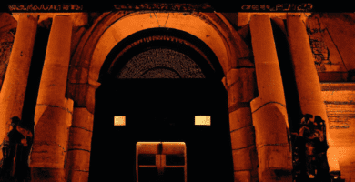 fotografia sobre museos y exposiciones de viajes y turismo para portada de una categoria en una pagina web sobre cafe y cafe expresso y utiliza mucho el color oro b89634 y en menor medida black 3