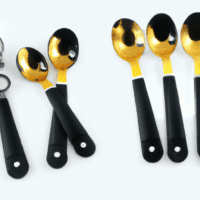 fotografia sobre por que las cucharas medidoras son esenciales para tu maquina de cafe para portada de una categoria en una pagina web sobre cafe y cafe expresso y utiliza mucho el color oro 1