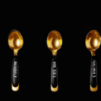 fotografia sobre por que las cucharas medidoras son mas precisas que el ojo humano para portada de una categoria en una pagina web sobre cafe y cafe expresso y utiliza mucho el color oro b896 1