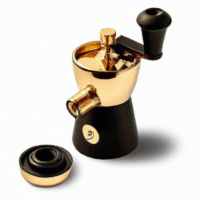 fotografia sobre que molinillo de cafe es el adecuado para mi maquina expresso para portada de una categoria en una pagina web sobre cafe y cafe expresso y utiliza mucho el color oro b89634