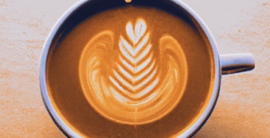 fotografia sobre tecnicas basicas de arte latte para portada de una categoria en una pagina web sobre cafe expresso y utiliza mucho el color oro b89634 y en menor medida black 000000 y el blanc 2