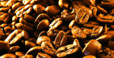 fotografia sobre un cafe descafeinado para portada de una categoria en una pagina web sobre cafe expresso y utiliza mucho el color oro b89634 y en menor medida black 000000 y el blanco ffffff 1