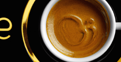 fotografia sobre un taza de cafe descafeinado para portada de una categoria en una pagina web sobre cafe expresso y utiliza mucho el color oro b89634 y en menor medida black 000000 y el blanco 2