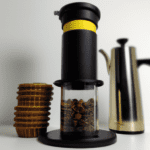 fotografia sobre aeropress la cafetera para los que buscan un cafe con notas de ahumado para portada de una categoria en una pagina web sobre cafe y cafe expresso y utiliza mucho el color oro b8963