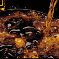 fotografia sobre aigua temperatura para portada de una categoria en una pagina web sobre cafe y cafe expresso y utiliza mucho el color oro b89634 y en menor medida el color black 000000 y el bla
