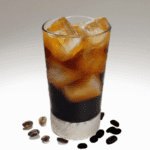 fotografia sobre cafe con hielo la bebida que te mantendra fresco en verano para portada de una categoria en una pagina web sobre cafe y cafe expresso y utiliza mucho el color oro b89634 y en meno