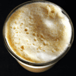 fotografia sobre cafe expresso con leche de arroz una alternativa saludable y baja en calorias para portada de una categoria en una pagina web sobre cafe y cafe expresso y utiliza mucho el color oro