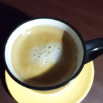 fotografia sobre cafe expresso la bebida que te ayuda a quemar grasa durante el ejercicio para portada de una categoria en una pagina web sobre cafe y cafe expresso y utiliza mucho el color oro b89