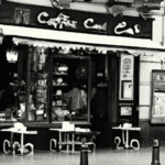 fotografia sobre cafeterias emblematicas de madrid donde el cafe es una tradicion para portada de una categoria en una pagina web sobre cafe y cafe expresso y utiliza mucho el color oro b89634 y e
