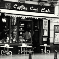 fotografia sobre cafeterias emblematicas de madrid donde el cafe es una tradicion para portada de una categoria en una pagina web sobre cafe y cafe expresso y utiliza mucho el color oro b89634 y e