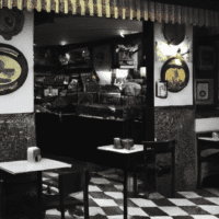 fotografia sobre cafeterias tradicionales de segovia para portada de una categoria en una pagina web sobre cafe y cafe expresso y utiliza mucho el color oro b89634 y en menor medida el color black