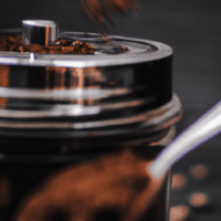 fotografia sobre como almacenar el cafe molido para mantener su sabor para portada de una categoria en una pagina web sobre cafe y cafe expresso y utiliza mucho el color oro b89634 y en menor medid
