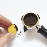 fotografia sobre como evitar la obstruccion de la boquilla de tu cafetera espresso para portada de una categoria en una pagina web sobre cafe y cafe expresso y utiliza mucho el color oro b896