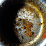 fotografia sobre como evitar la oxidacion en la boquilla de tu maquina de cafe expresso para portada de una categoria en una pagina web sobre cafe y cafe expresso y utiliza mucho el color oro