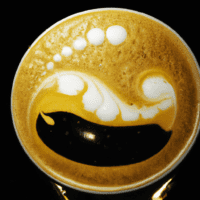 fotografia sobre como hacer arte latte en tu cafe casero para portada de una categoria en una pagina web sobre cafe y cafe expresso y utiliza mucho el color oro b89634 y en menor medida el color bl