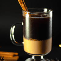 fotografia sobre como hacer un americano con un toque de canela para portada de una categoria en una pagina web sobre cafe y cafe expresso y utiliza mucho el color oro b89634 y en menor medida el c
