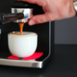 fotografia sobre como hacer un cafe descafeinado con leche en tu maquina de espresso para portada de una categoria en una pagina web sobre cafe y cafe expresso y utiliza mucho el color oro b89634 y